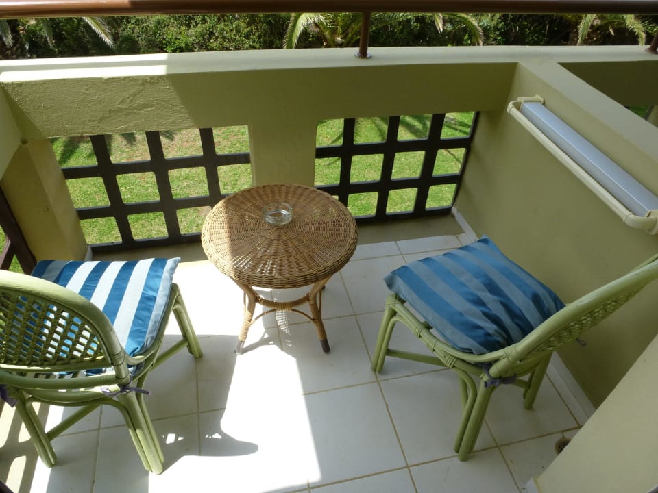 Unser kleiner Balkon abends immer mit Sonne Grecotel Meli Palace