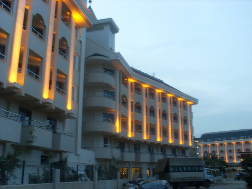 Neubau bei Abenddämmerung Calimera Hane Garden