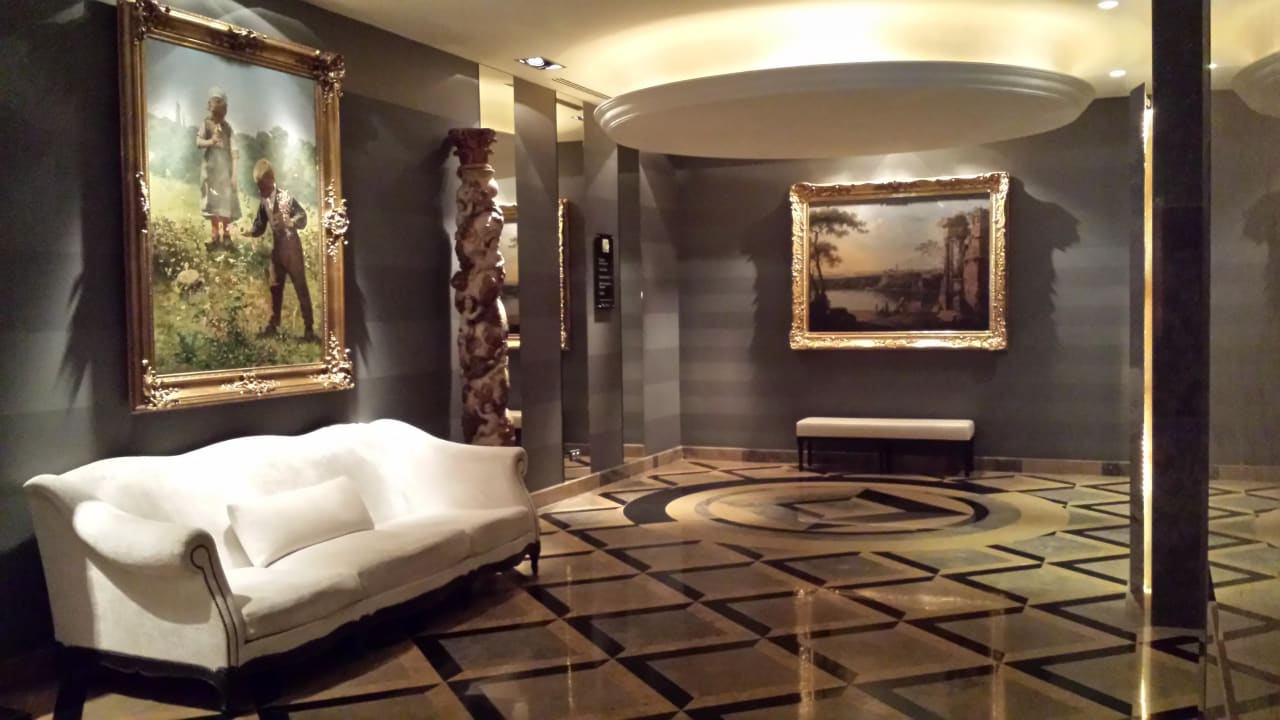 Lobby vor Frühstücksrestaurant Grande Real Villa Italia