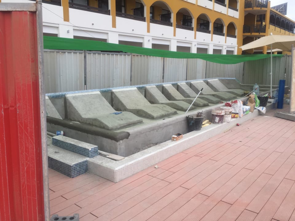 Baustelle und Bauzaun direkt vor der Terrasse Occidental Jandía Royal Level - Adults only