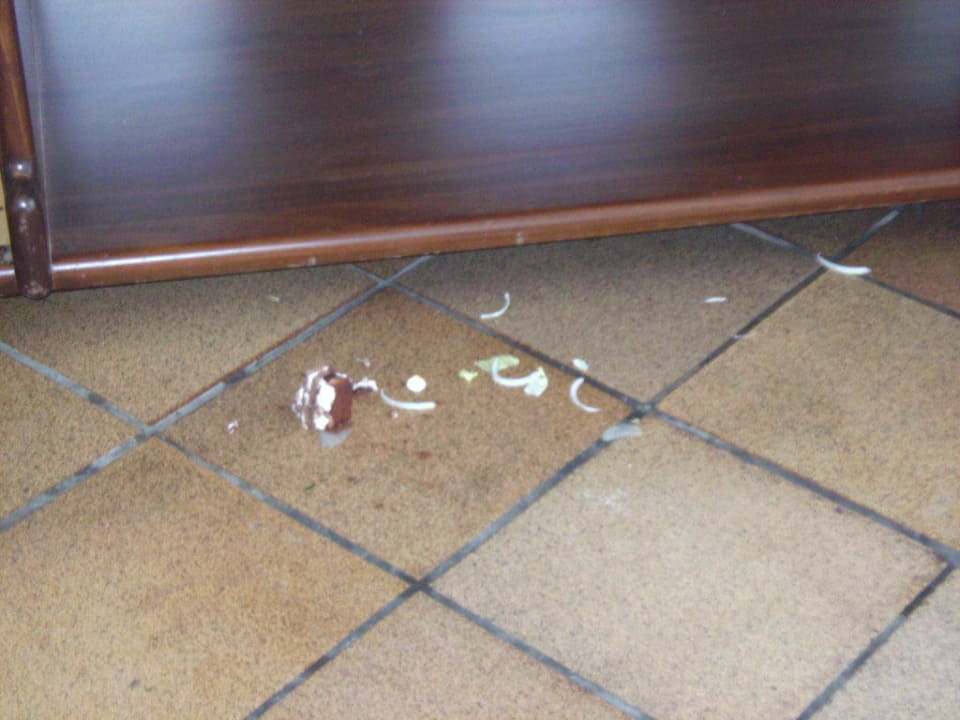 Boden vorm Buffet im Poolbereich THB Sa Coma Platja