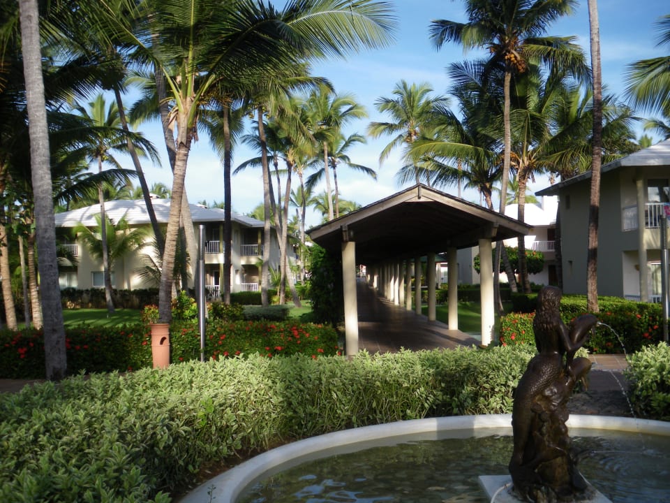 Teilweise überdachte Wege Grand Sirenis Punta Cana Resort & Aquagames