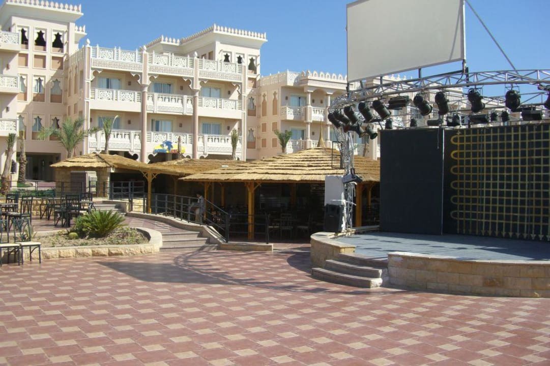 Showbühne, im Hintergrund das Poolrestaurant Pickalbatros Palace Resort