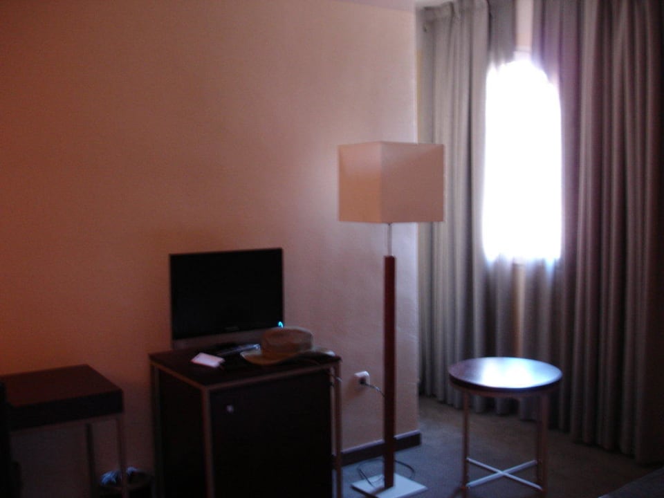 Zimmer mit kleinem Fenster Hotel Macia Alfaros