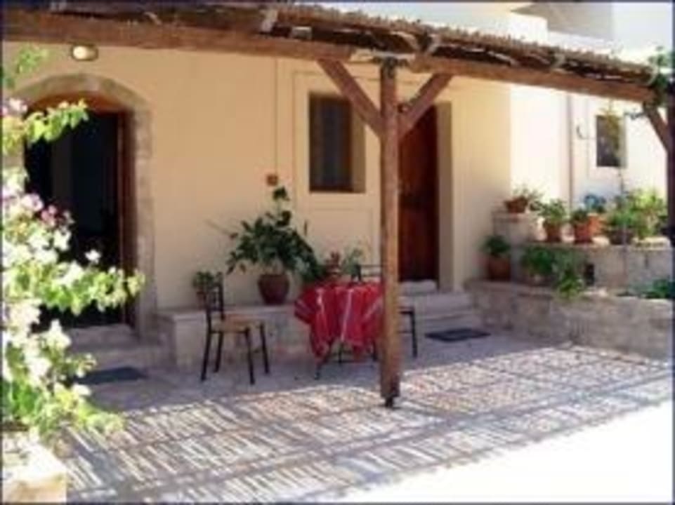 Terrassen der beiden kleinen Appartments Horiatiko Spiti Appartements