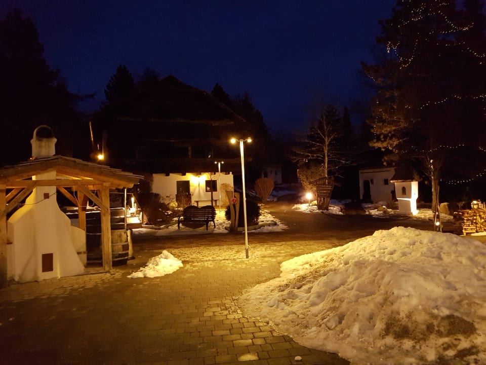 Vorplatz Naturel Hoteldorf Schönleitn