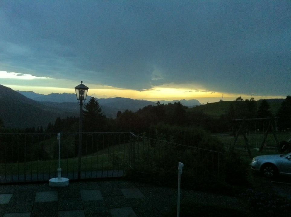Abendliche Gewitterstimmung mit Blick zum Säntis Berghof am Paradies
