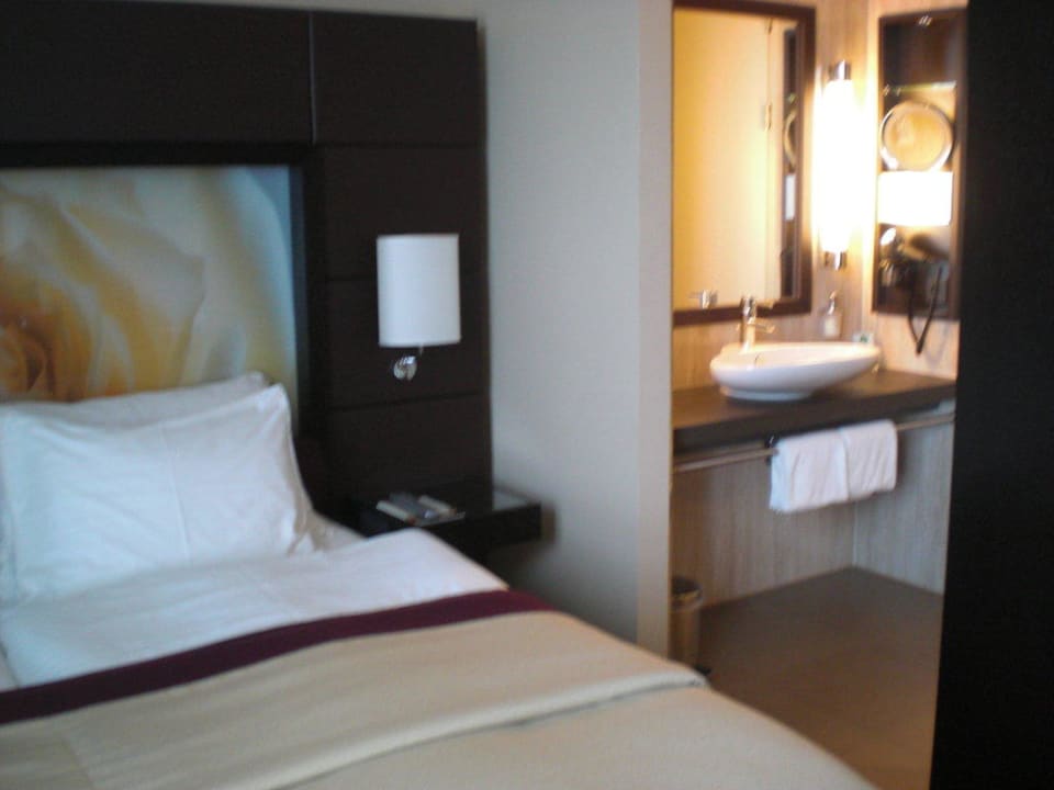 Bett und angrenzendes Waschbecken Lindner Hotel Vienna Am Belvedere, part of JdV by Hyatt
