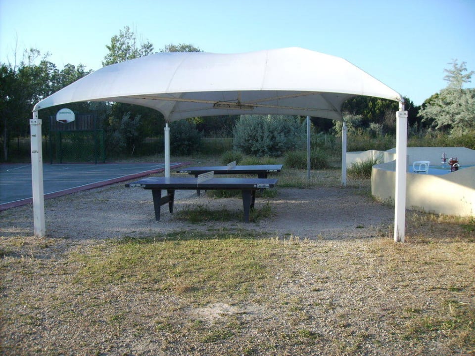 Zwei Tischtennisplatten mit Überdachung Club Belambra Le Vidourle