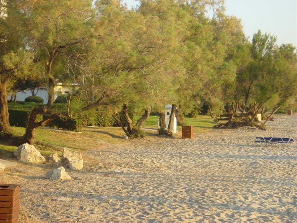 Strand auf Höhe von Ira Village Pallini Beach Hotel