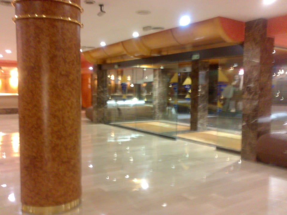 Eingang Alexandre Hotel Gala