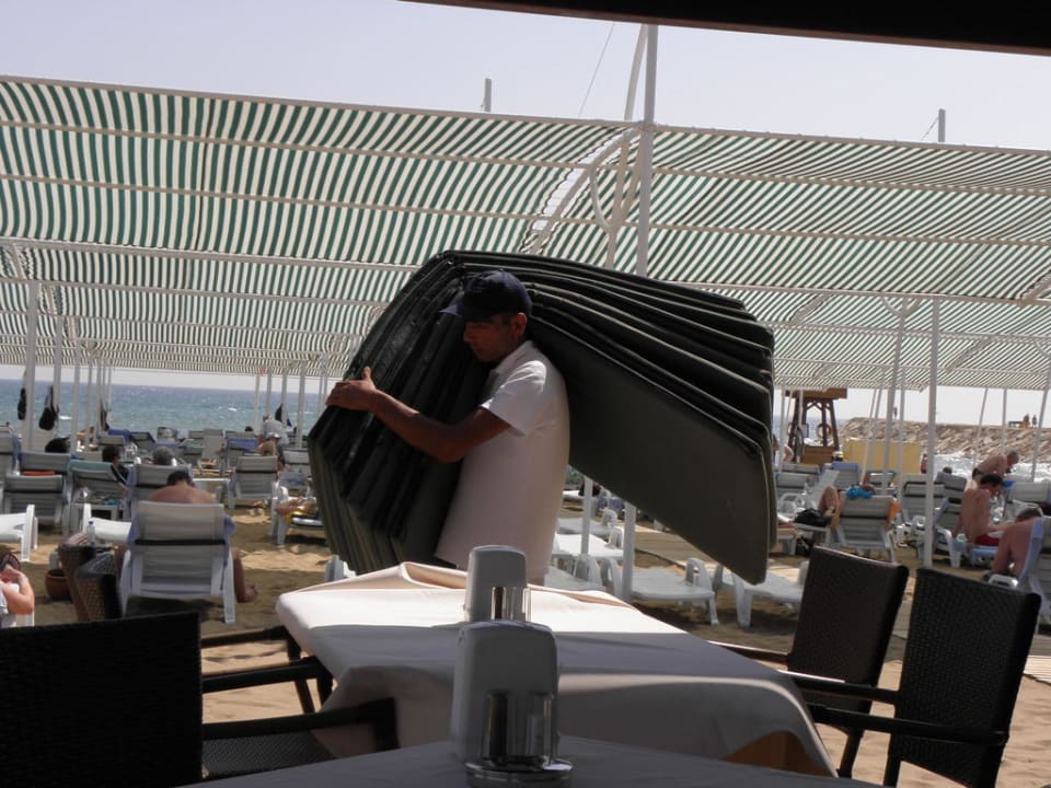 Immer fleissig, der Strandboy Sunis Evren Beach Resort Hotel & Spa