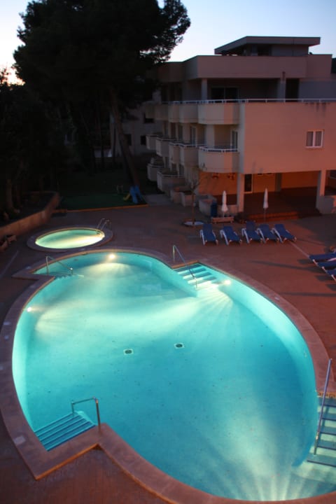 Pool am Abend Canyamel Sun Aparthotel