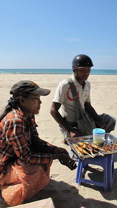 Einheimische am Strand Hotel Aureum Palace Resort
