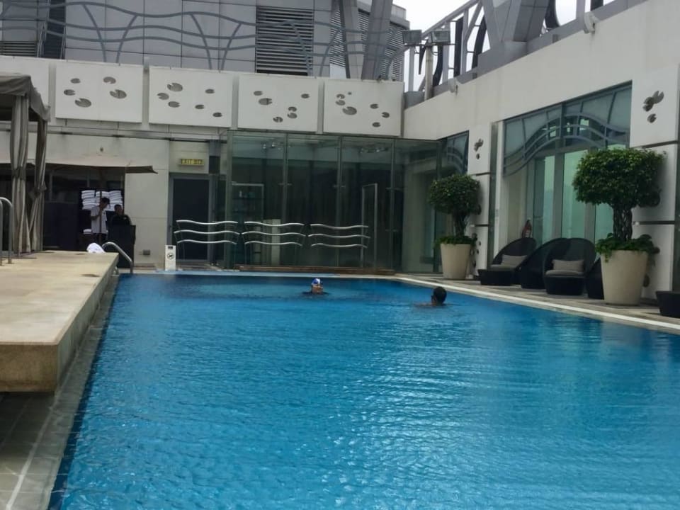 Der Pool auf dem Dach Cordis Hotel