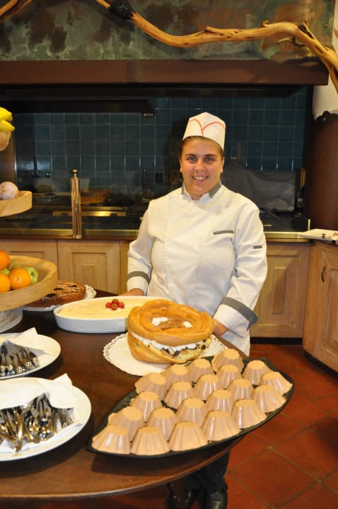 Maria und ihre legendären Desserts Hotel Resort & Spa Baia Caddinas