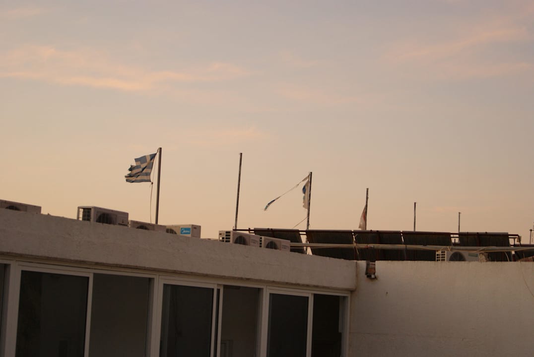 Blick aus dem Zimmer..zerfezte Fahnen Rodos Blue Resort