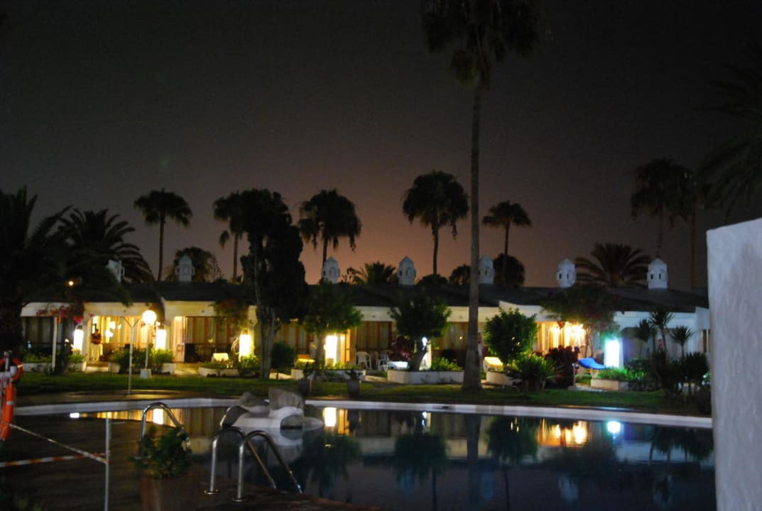 Garten- und Poolanlage am Abend Sahara Beach Club