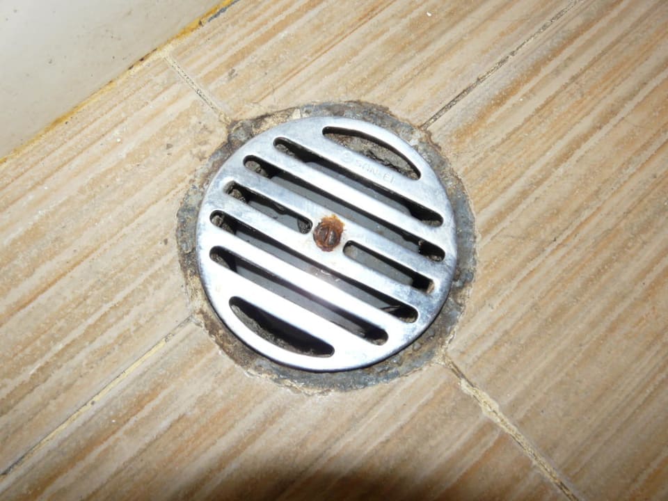 Schmutziger Abfluss im Bad/Dusche Hotel Sheraton Senggigi Lombok Beach Resort