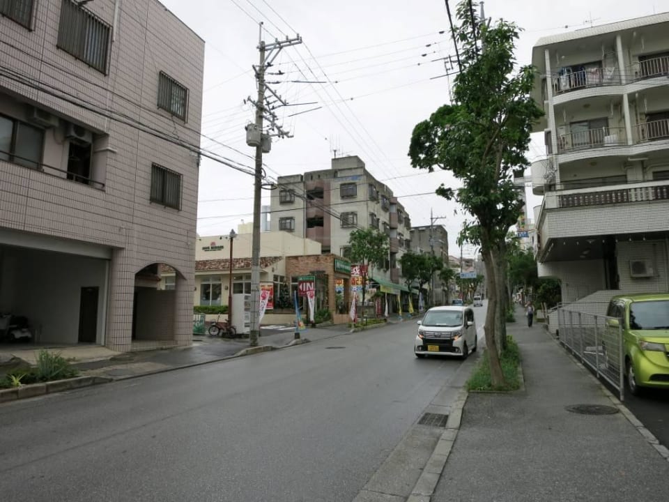 Straße vor dem Hotel White Terrace Tsuboya Guesthouse