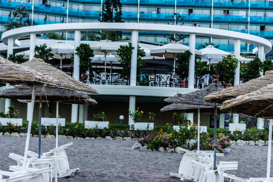 Poolbar und Hotel im Hintergrund Hotel Calypso Beach
