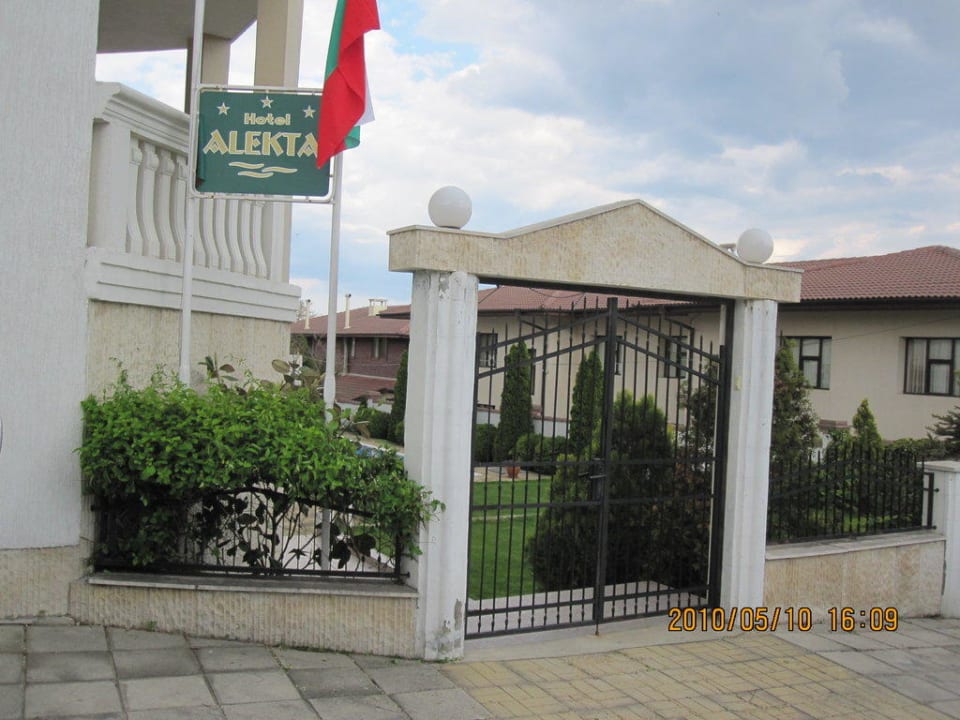 Straßeneingang Hotel Alekta