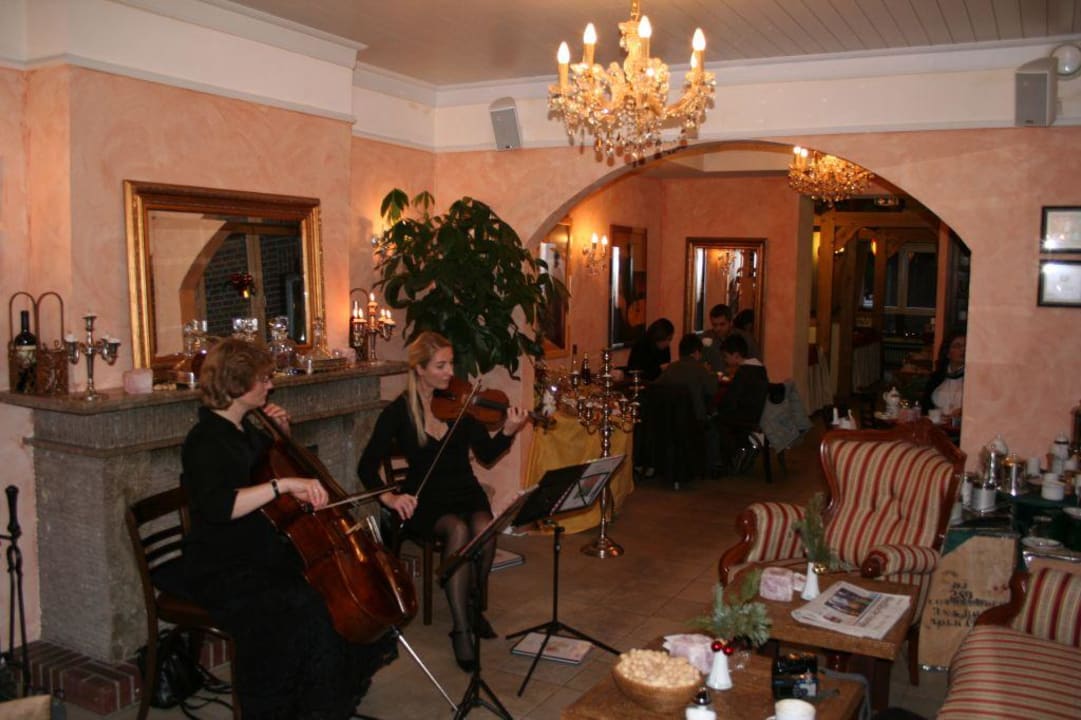 Musikveranstaltung vor dem Kamin Re Hotel