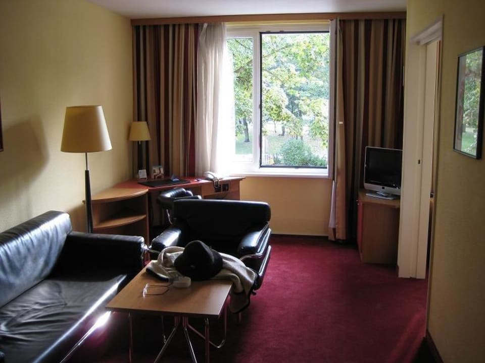 Vorraum mit Sitzecke und Arbeitstisch NH Collection Hamburg City