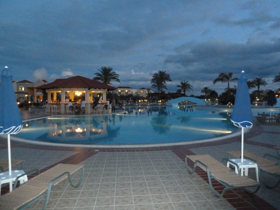 Poolanlage Abends Lindos Princess Beach Resort & Spa