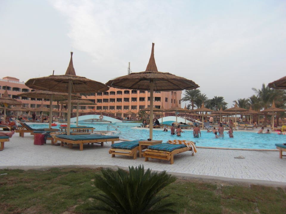 Blick auf die Poolanlage und das Haupthaus Beach Albatros Resort