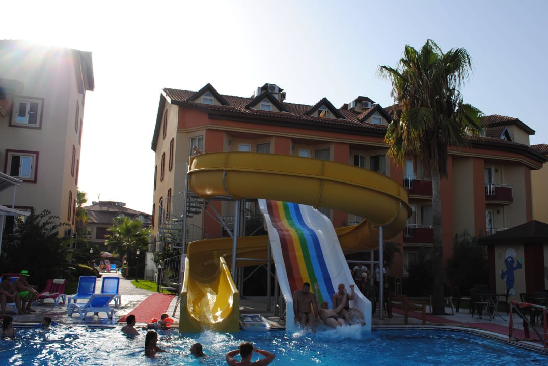 Flotter Dreier auf der Rutsche Hotel Orfeus Park