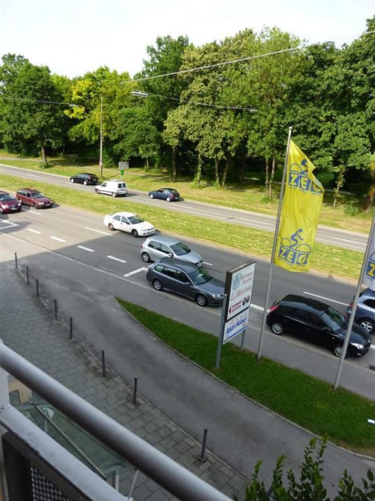 Schnellstraße vor dem Zimmer Parkhotel Ambassador