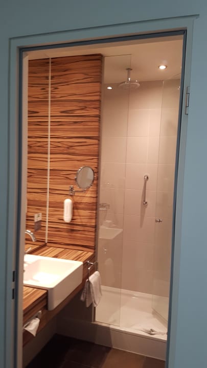 Badezimmer mit Dusche H4 Hotel Münster City Centre