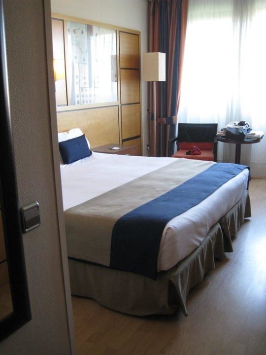Riesengroßes Bett H10 Marina Barcelona
