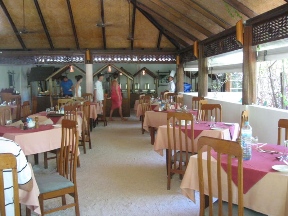 Ristorante con sabbia del resort Eri Maldives