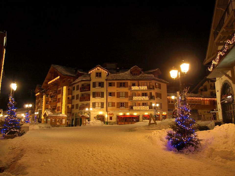 Blick auf das benachbarte Hotel HMC Hotel Radisson Blu Resort Arc 1950