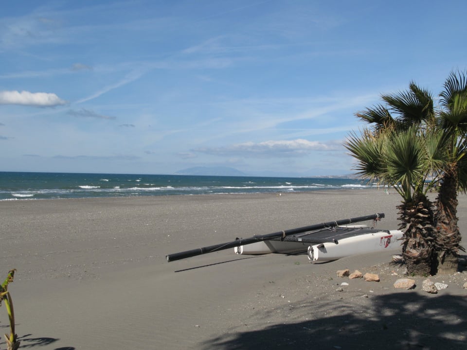 Einsamer Katamaran am Strand vor dem Hotel Iberostar Waves Málaga Playa