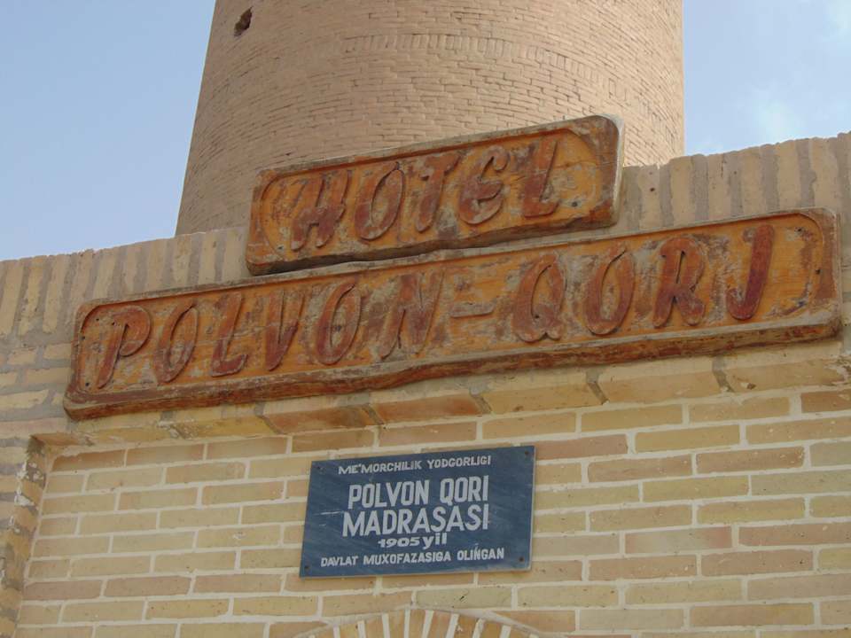 Außenansicht Madrasah Polvon-Qori Boutique