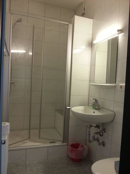 Bad im Zimmer mit Sitzgelegenheit in der Dusche Hotel Adler Bad Rappenau