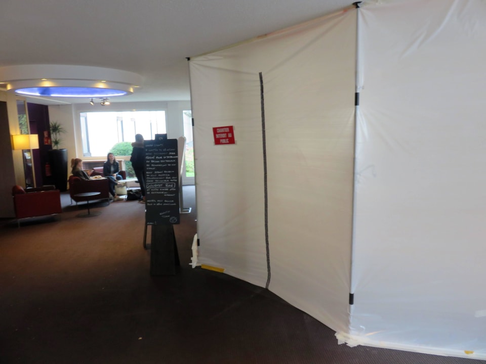 Baustelle in der Lobby abgedeckt mit einer Plane Hotel Novotel Genève Aéroport France