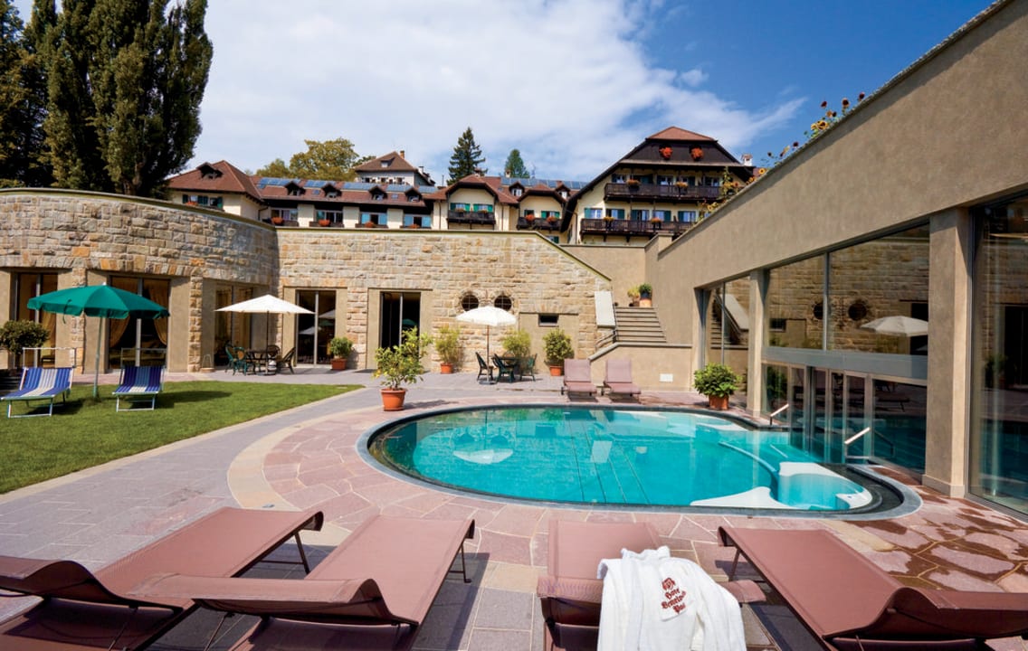 Pool mit Hotel im Hintergrund Hotel Bemelmans Post