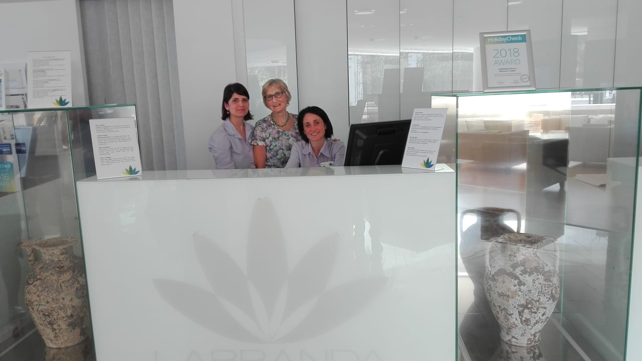 Die besonders aufmerksamen Damen an der Rezeption  Aldiana Club Rocca Nettuno Calabria