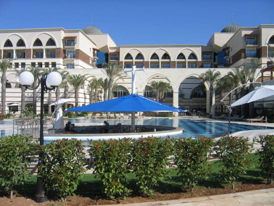 Pool und das Hotel Kempinski Hotel The Dome Belek