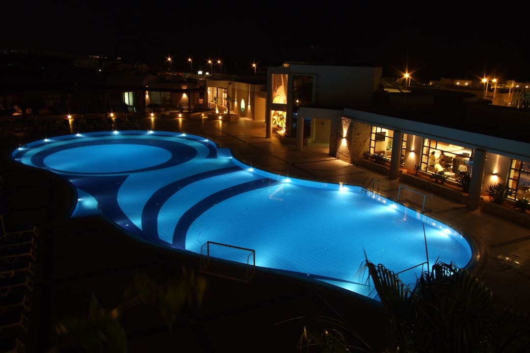 Główny basen wieczorem Grand Hotel Holiday Resort