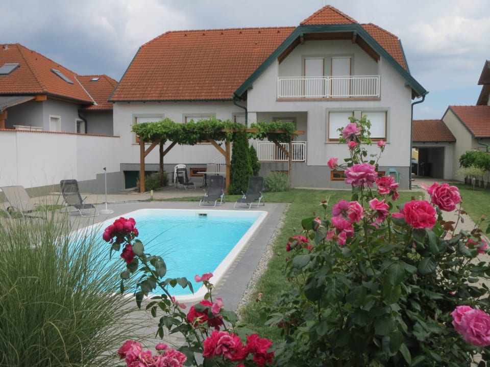 Mit Vorderseite Gästehaus Urbarialhof