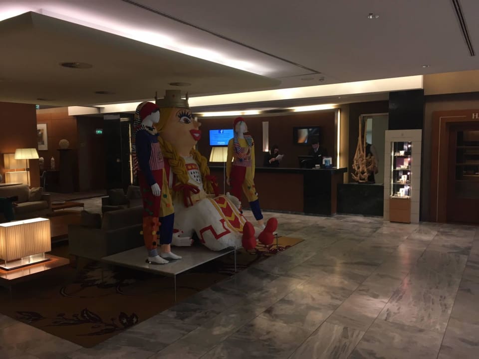 Rosenmontagsdekoration in der Lobby Hotel Mondial am Dom Cologne- MGallery