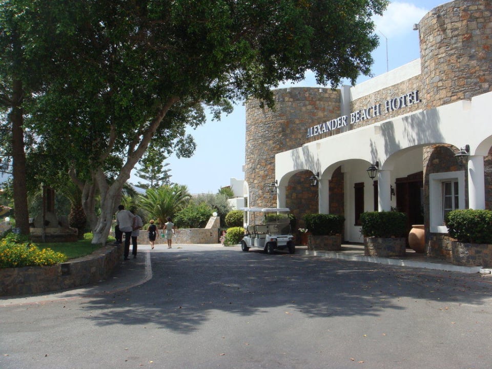 Haupteingang Alexander Beach Hotel & Village Resort