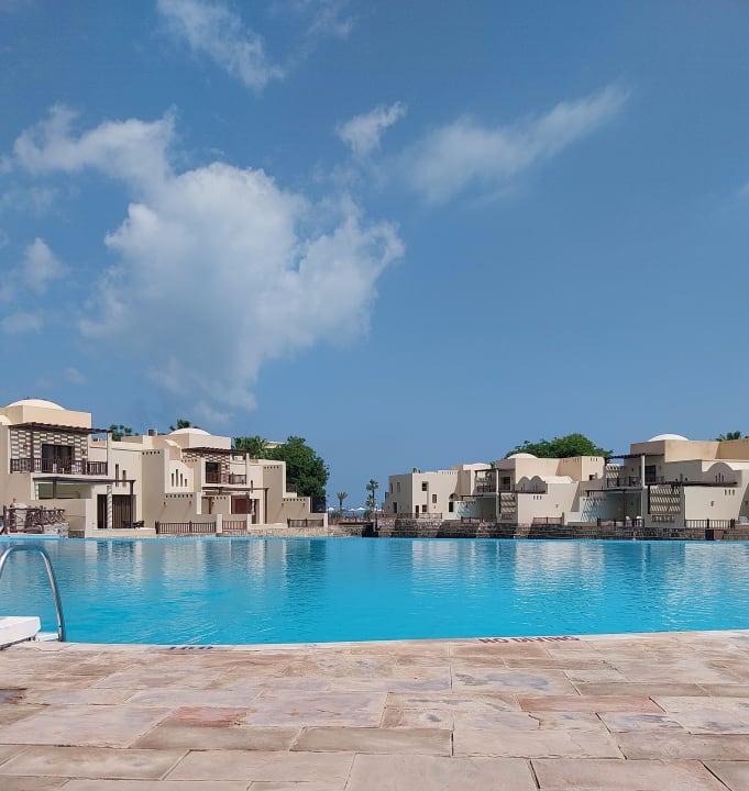 Pool The Cove Rotana Resort