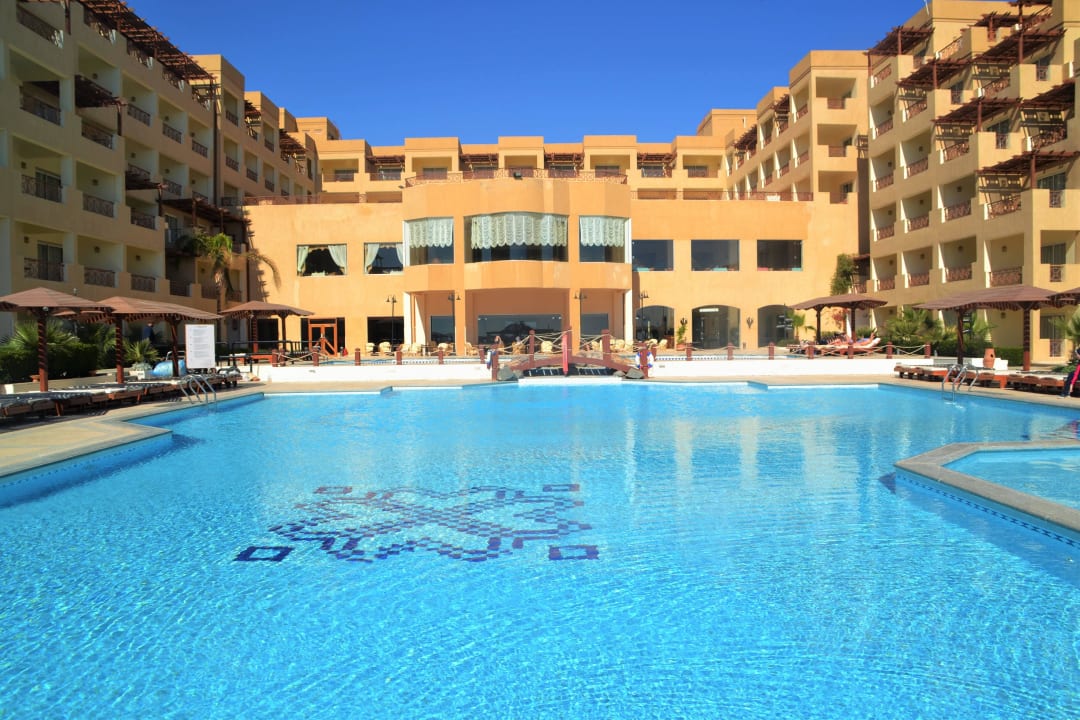 Blick von der Poolbar zum Hotel Imperial Shams Abu Soma