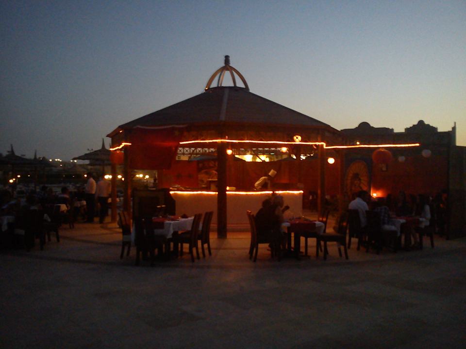 Čínska reštaurácia večer Tirana Aqua Park Resort